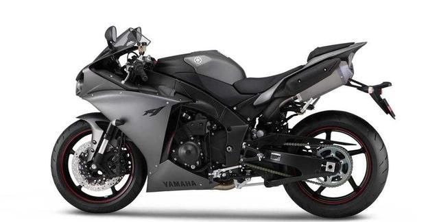 雅马哈 r1是雅马哈顺应时代打造的一款跨骑,通过它优雅清新且比例和谐