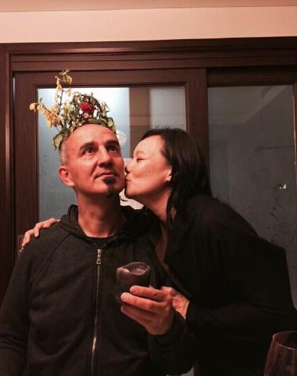 只不过老锣在之前有过一段婚姻,并且龚琳娜老公老锣的前妻是乌仁娜