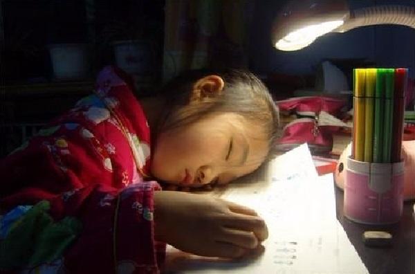 小学生熬夜赶作业,隔天因"鸡窝头"走红,网友表示:太难了!