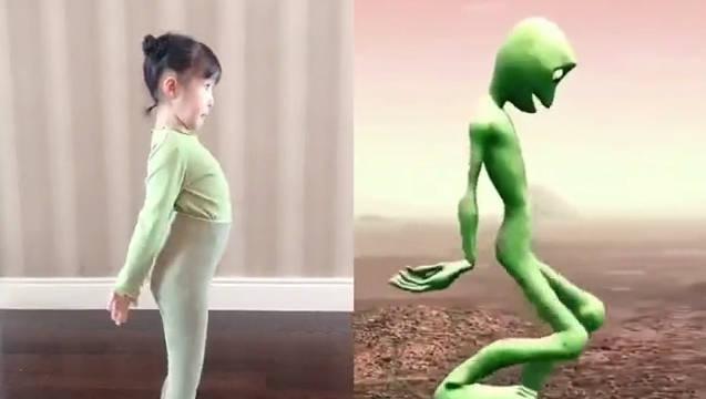 超喜感,小女孩模仿青蛙舞!