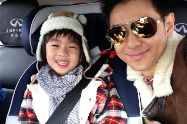 林志颖的三个儿子和妈妈陈若仪在一起站着合影看起来非常恩爱