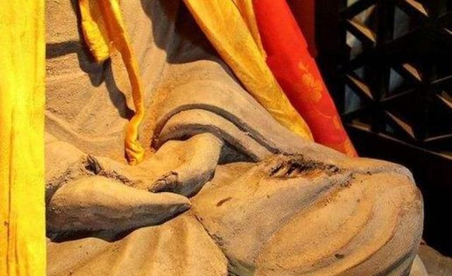 我国唯一的女性肉身佛像,坐化30年竟长出头发,吸引众多游客前往