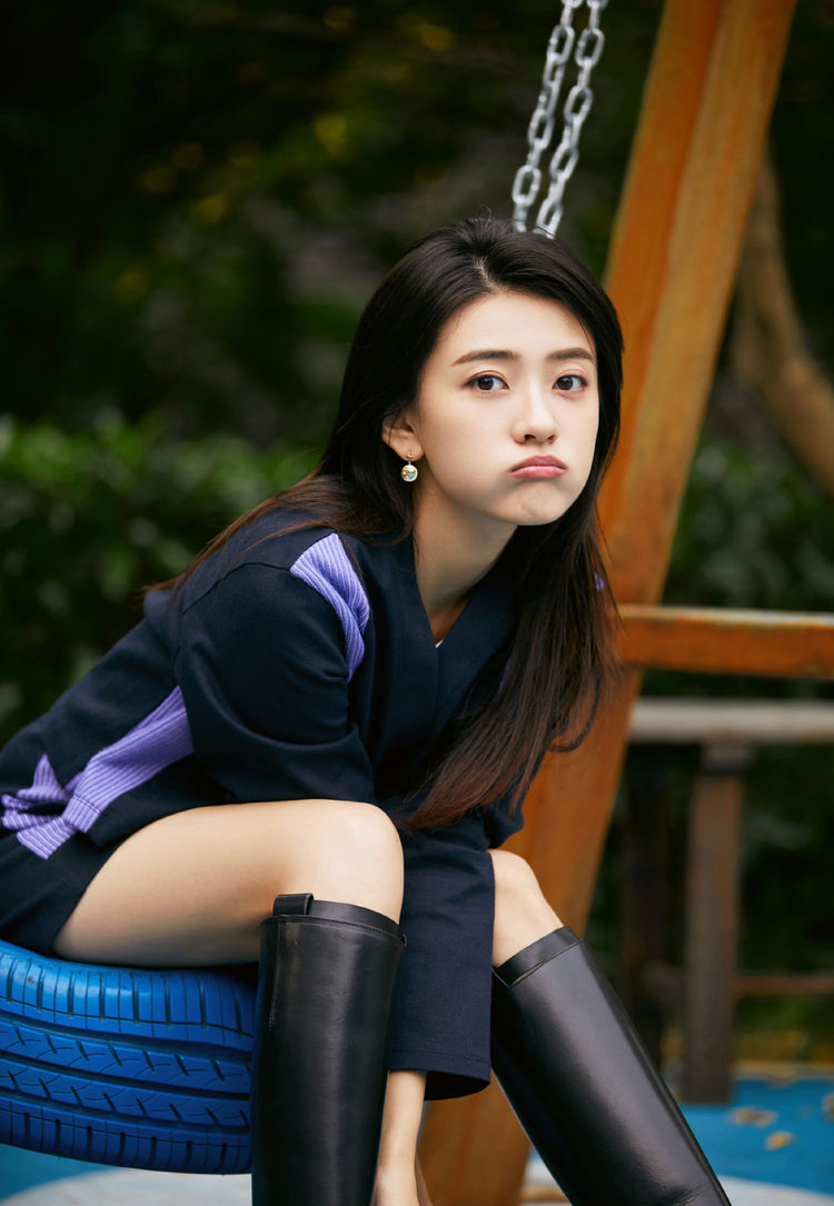 梁洁就是这么清新穿v领衬衫配短裤青春洋溢似邻家小妹