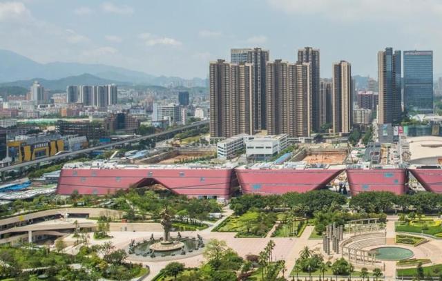直击深圳的"关内关外",城建就是这样,感觉是两个不一样的深圳
