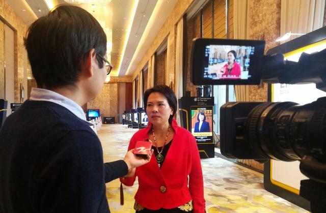 她开始在义乌小商品市场摆地摊,小有所赚之后,一举创办了新光饰品公司