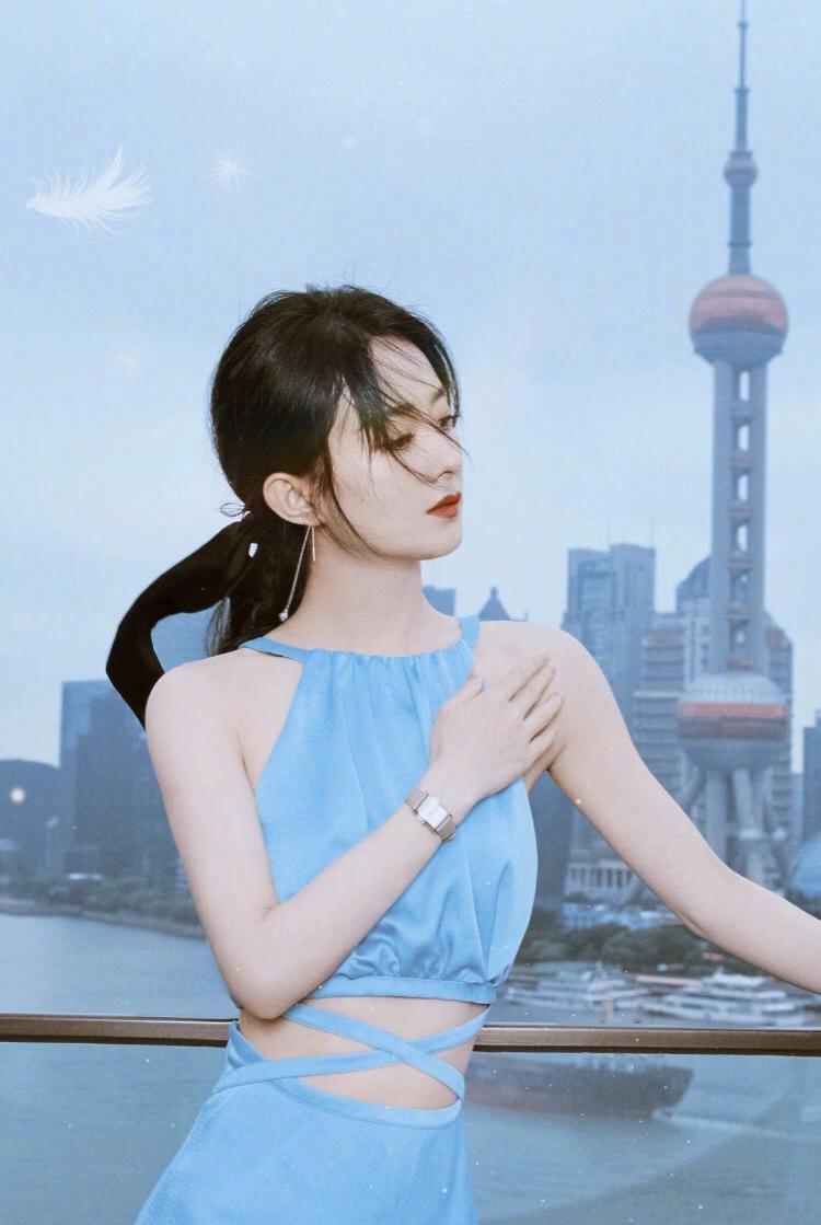 赵丽颖入驻短视频稳坐爱豆榜第一,手捧鲜花笑眼弯弯,太甜了吧