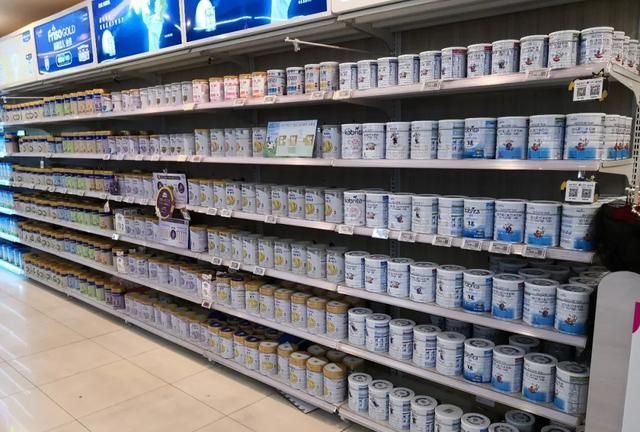 飞鹤,伊利,佳贝艾特"摆地摊"?奶粉品牌接地气才会更有活力