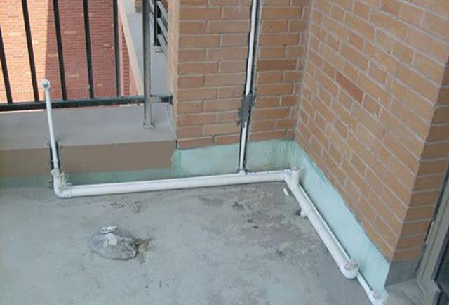 阳台洗衣机和洗漱台共用一个下水行吗?装修师傅:放心用!不会堵