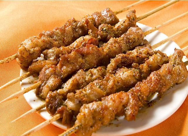 去新疆旅游吃羊肉串,点完20串老板笑了,端上桌我愣了,还能退吗