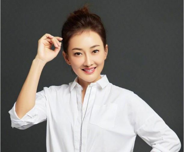 她曾经在《中国蓝》里饰演京京,在《布尔什维克兄弟》中饰演了主播