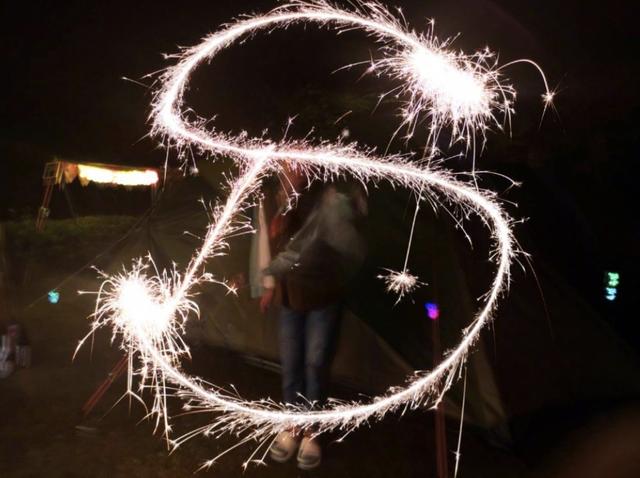 烟花被摇曳出了"s"和爱心,这个夜晚又是另外一番美好景象.