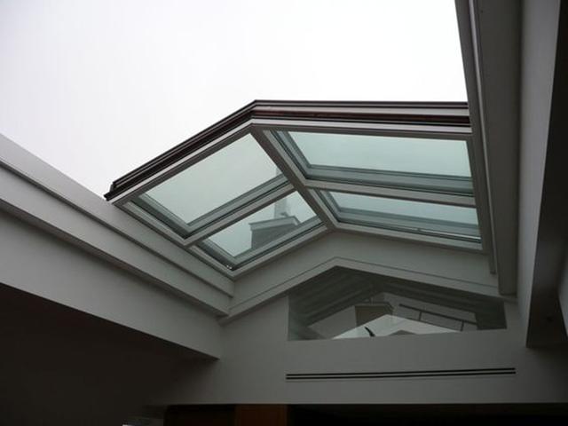 不想要露天的天井,现在老爸爬上屋顶装个三角玻璃顶,秒变阳光房|阳光