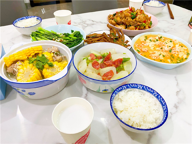 周末接公婆来家里吃饭,我特意下厨做一桌菜,老公却一脸不高兴!