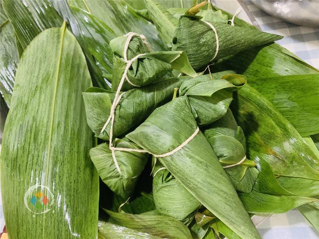 重庆的粽子咸甜皆可,白粽子最简单,腊肉粽子最独特