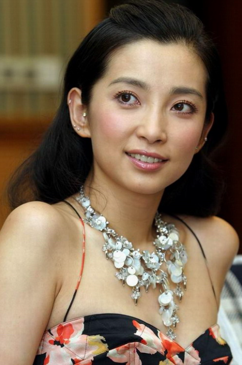 李冰冰早期的时候,脸上还是有些婴儿肥的.