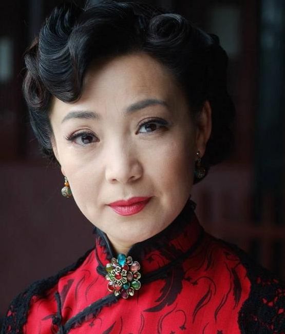 "皇后专业户"戴春荣,36岁凭《还珠格格》走红,结婚34年无绯闻