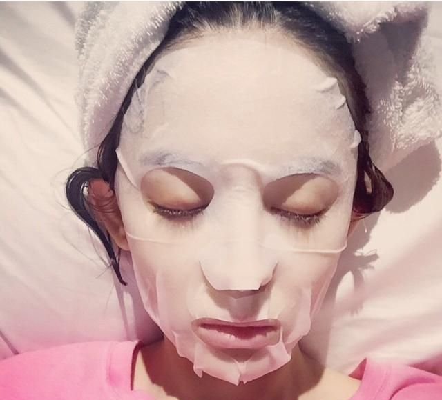 女生敷面膜时,尽量少犯这3个"错误"!不然毛孔容易变大