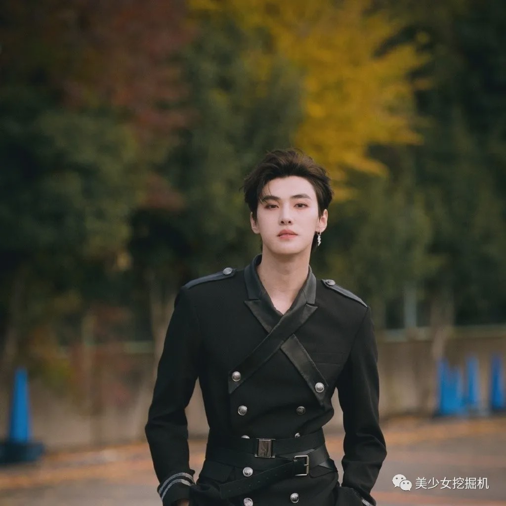 奶琦意识到自己一直被嘉羿耍得团团转,他却转身出道,一边欺骗自己