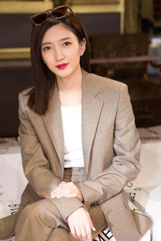 穿西装的女生最帅了,女生穿上西装,男生都得靠边站