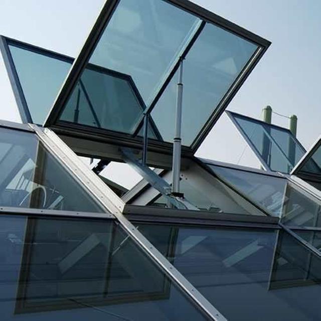 不想要露天的天井,现在老爸爬上屋顶装个三角玻璃顶,秒变阳光房