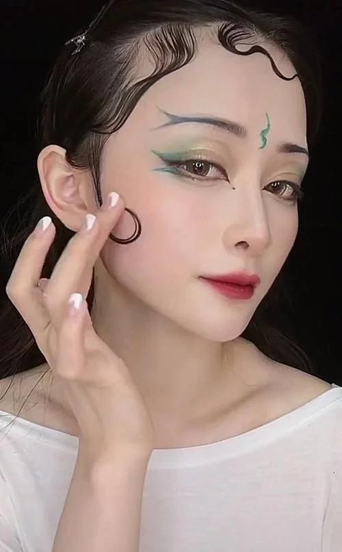 眼镜妹仿妆"古风小青"被吐槽这大脑门,成品一出:是心动的感觉