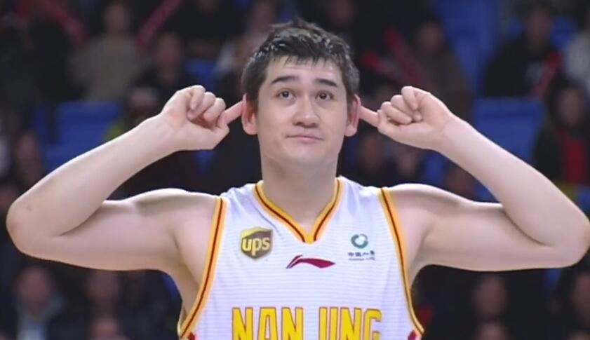 17-18赛季,客场打首钢,重回北京的买尔丹高效的在18分钟内拿到8分,那