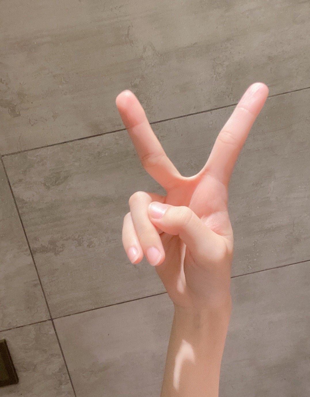 蔡萝莉陈赫会面,手指都被p歪了