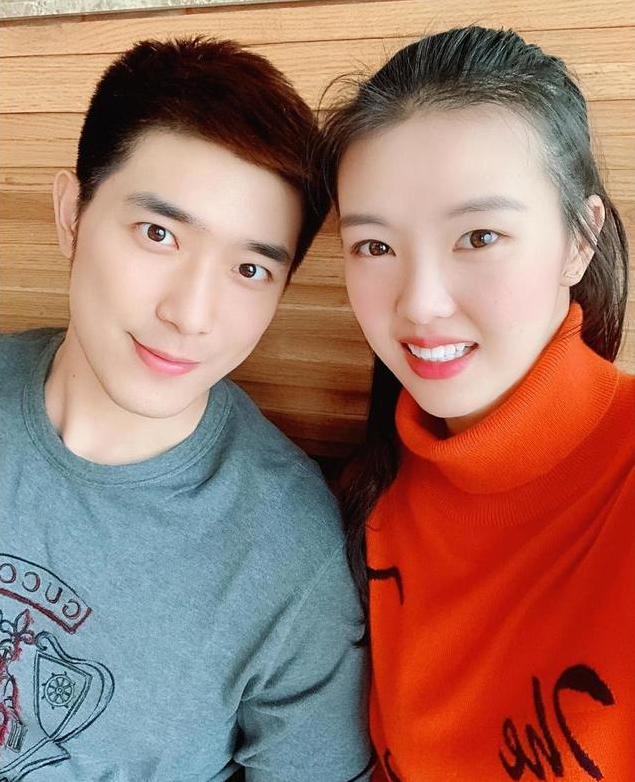 看她母亲照片一点都不惊讶,两人合影好似姐妹