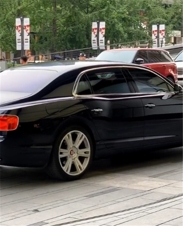 9999车牌宾利,车价7位数,牌就值6位数,车主成都某集团老总