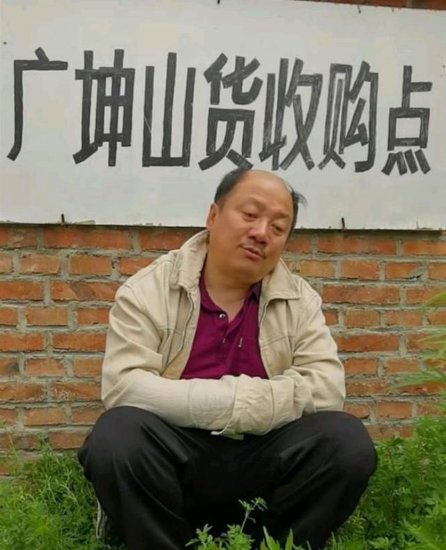 《乡村爱情13》拍摄中,当天球球一身黑衣十分迷人