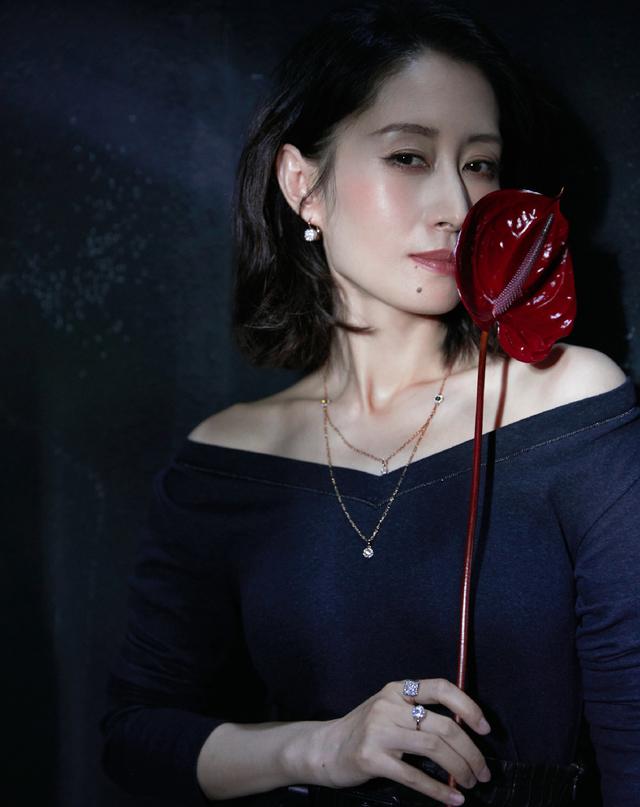 刘敏涛真狠,踩12厘米细高跟鞋出镜,搭配高腰皮裙大秀迷人身材