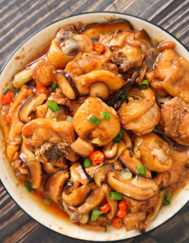 特色美食香菇蒸滑鸡饭店做的好吃只比我们在家多做了这几步