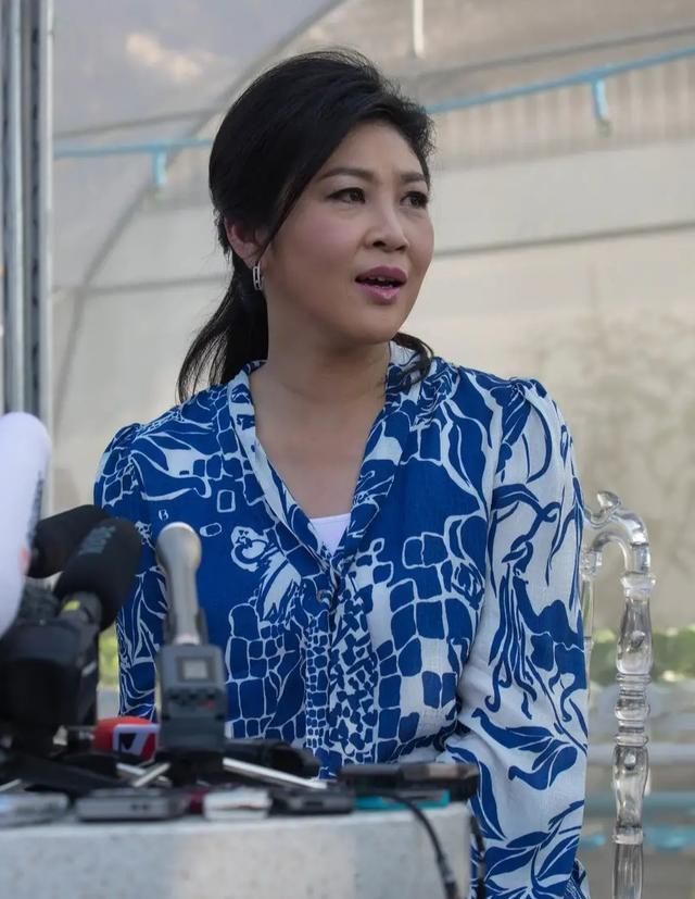 泰国前总理英拉庆53岁生日,穿玫红西装显气色