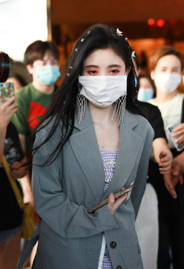 鞠婧祎的脸和头是真小!穿蓝色垫肩西装裙,甜美中带着轻熟和干练