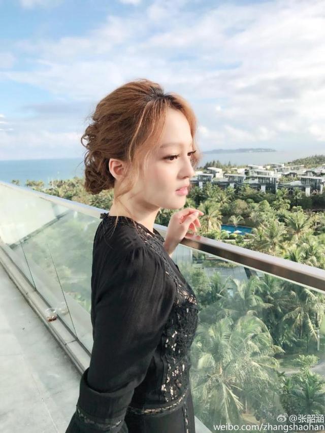 当张含韵和张韶涵同框,终于明白女人气质比长相重要太多了