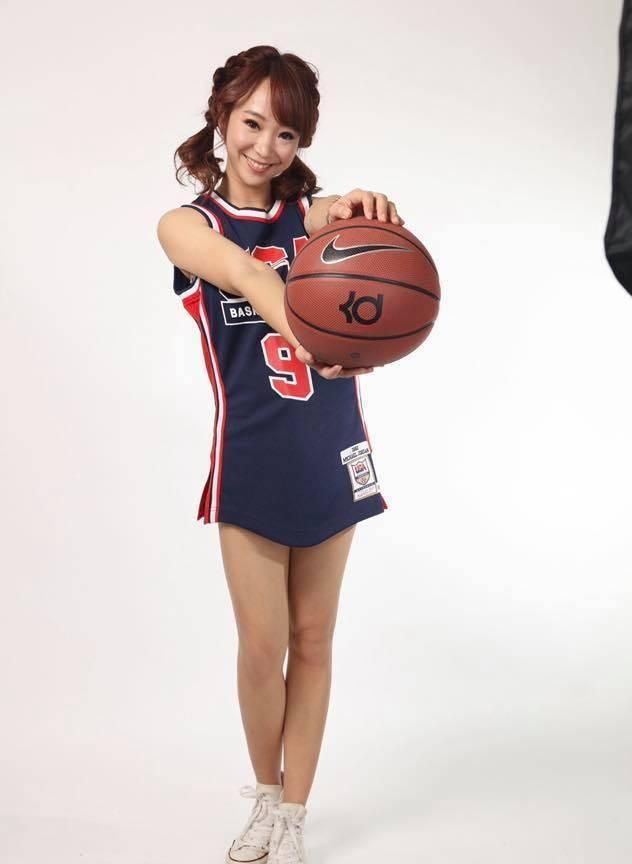 甜心女主持人宣布辞职,离开工作十年的电视台,转型电商直播