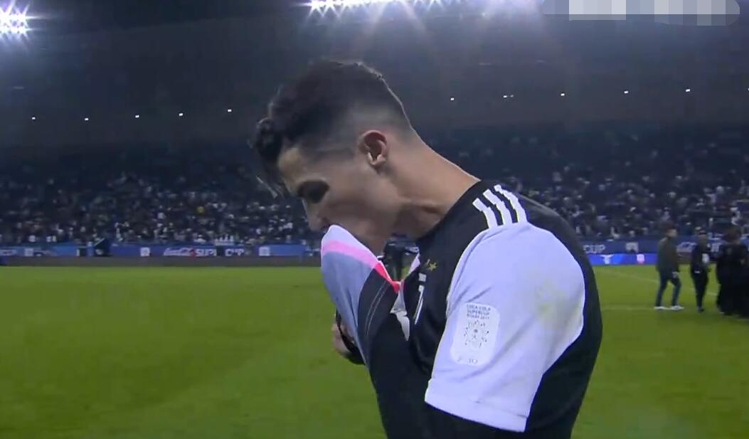 尤文再输拉齐奥,赛后c罗举动让人心酸,镜头特意对焦