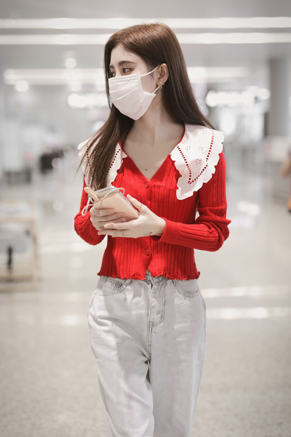 鞠婧祎的脸和头是真小!穿蓝色垫肩西装裙,甜美中带着轻熟和干练