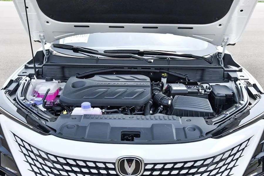 11.39万起，搭载蓝鲸NE1.5T动力，造型科幻的长安UNI-T怎么选