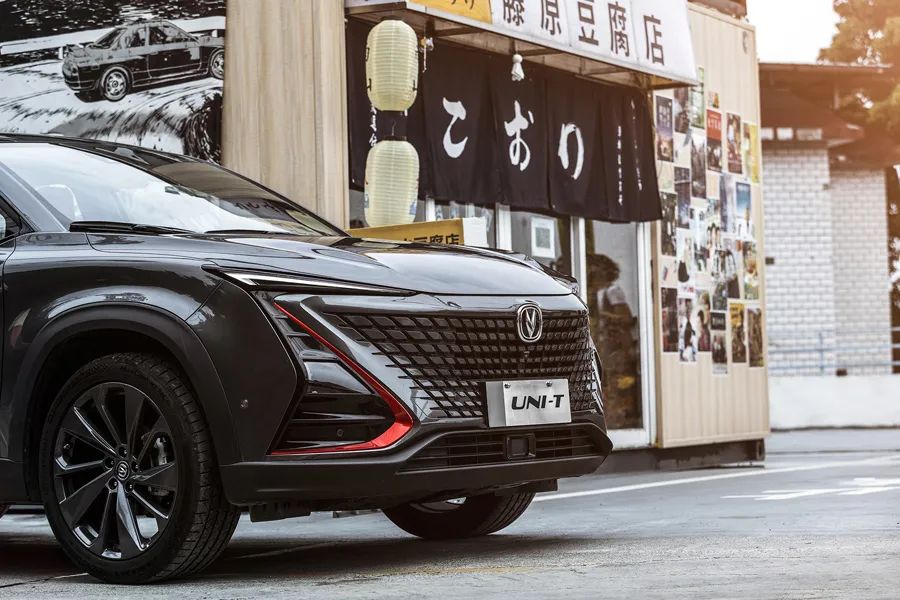 11.39万起，搭载蓝鲸NE1.5T动力，造型科幻的长安UNI-T怎么选