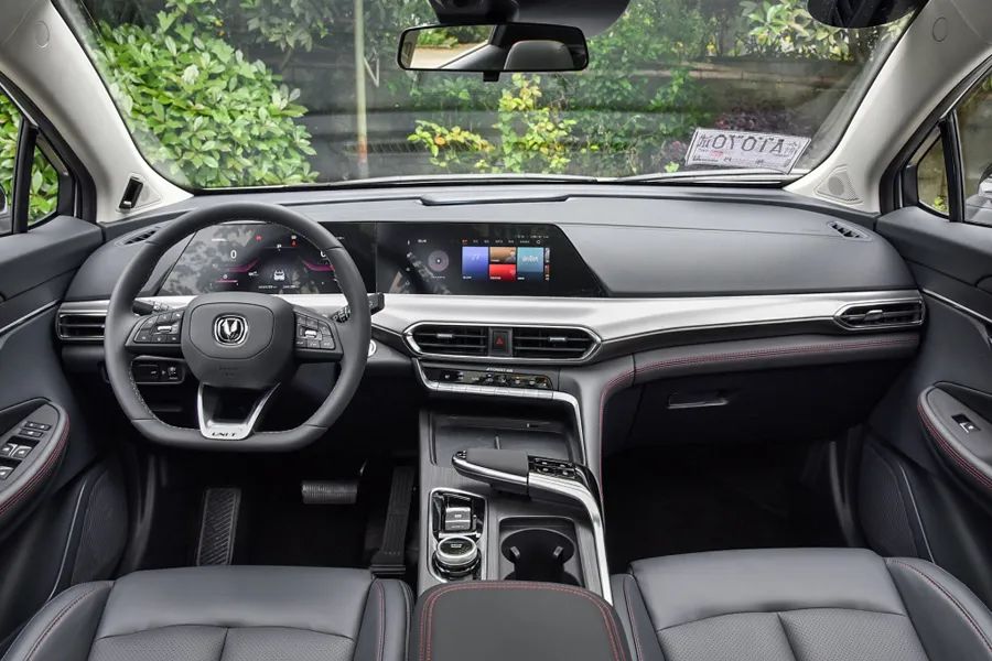 11.39万起，搭载蓝鲸NE1.5T动力，造型科幻的长安UNI-T怎么选