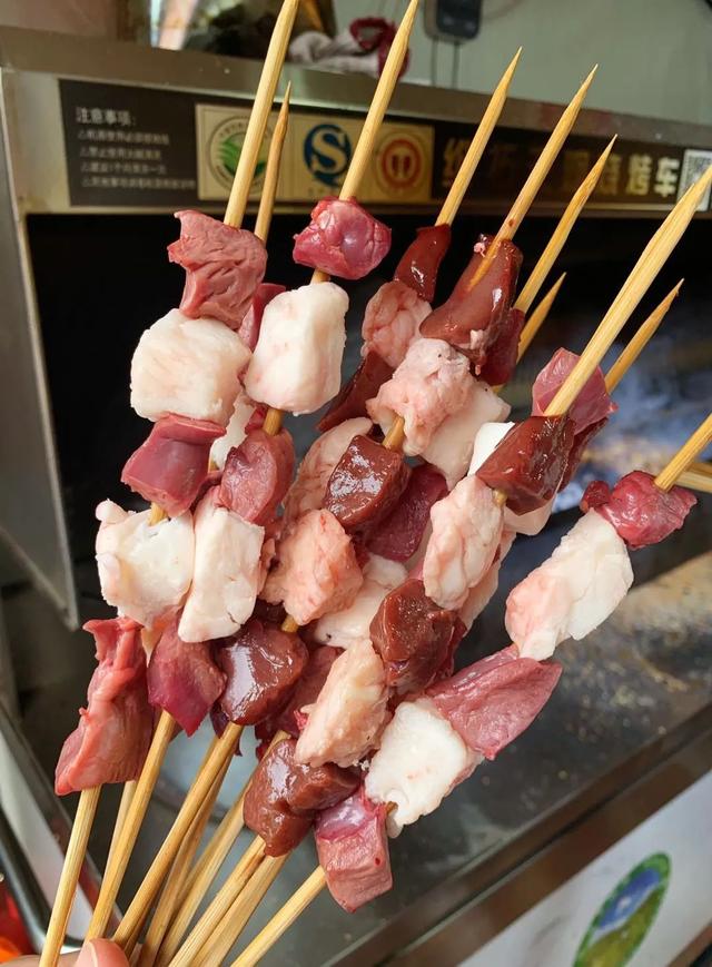 2肥3瘦,肥肉的油脂烤出,与瘦肉融合,肥瘦相间的口感,入口紧实鲜嫩爆汁