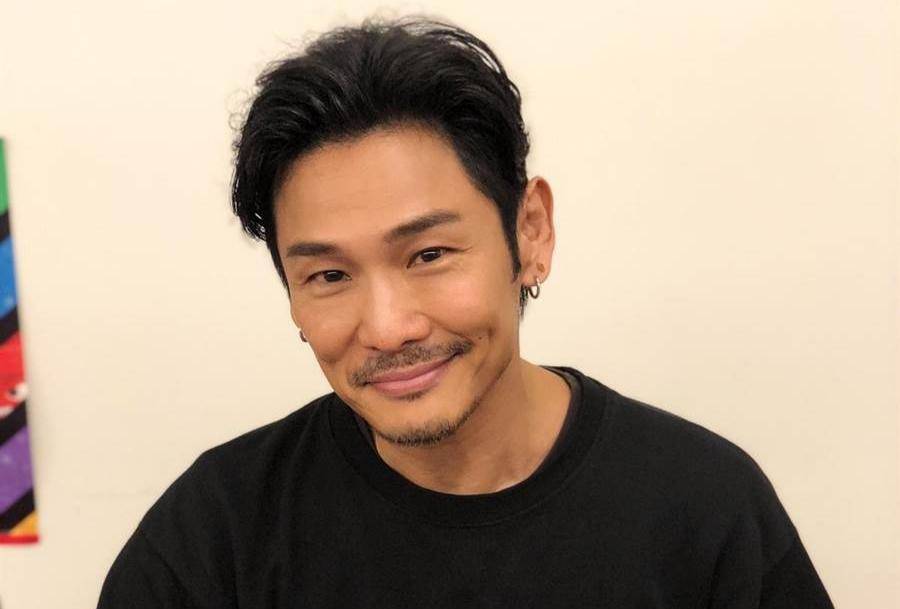 58岁杜德伟近况曝光,与儿子在泳池合影,其子被指撞脸"鸟叔"