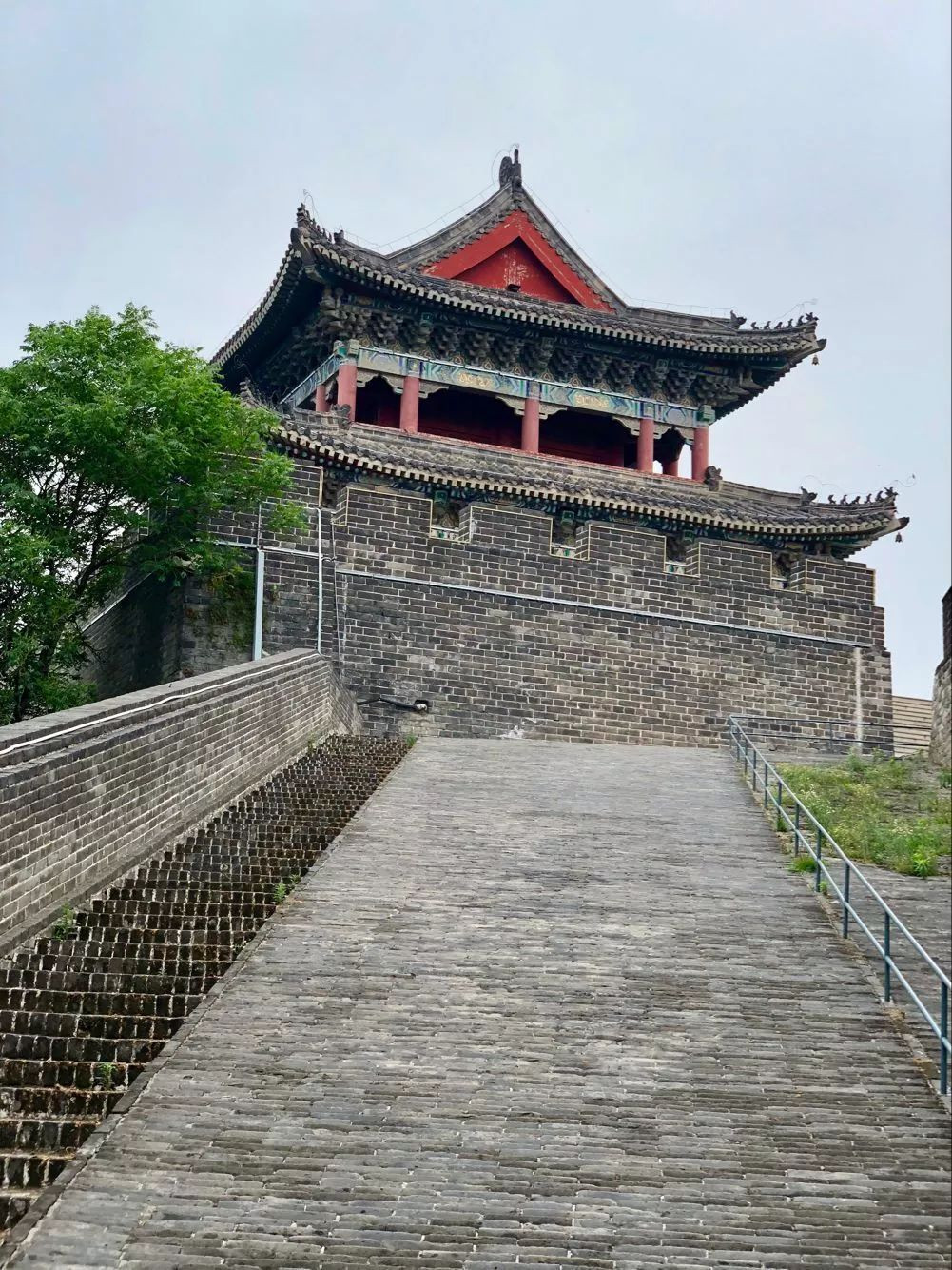 再从其古城墙所遗留下来的景观来看,它如今主要是有恢复西门,北门,小