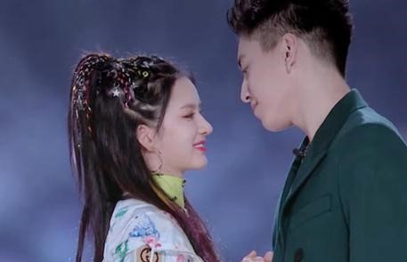 田京凡的rap真是相当有感觉,被评委秦海璐,黄子韬大加赞扬.