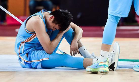 周琦再现发球失误,依旧爆砍21分17篮板,但惨遭自己主帅之子戏耍