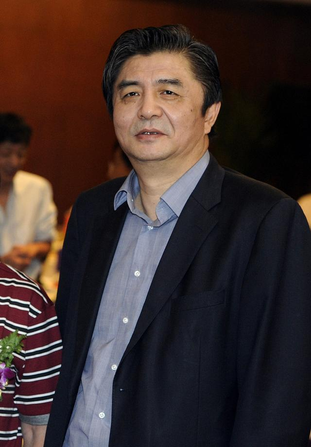 巅峰期出国发展,如今成商业大亨|商业大亨|汪嘉伟|中国男排_新浪新闻