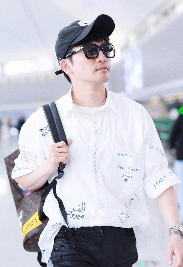 47岁苏有朋走机场减肥瘦成筷子腿颜值气质双在线秒赢小鲜肉
