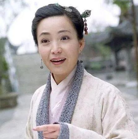 "皇后专业户"戴春荣,36岁凭《还珠格格》走红,结婚34年无绯闻