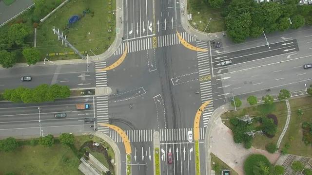 无锡交警提醒大型车辆驾驶人,在设有"右转危险区"的路口右转时,要仔细
